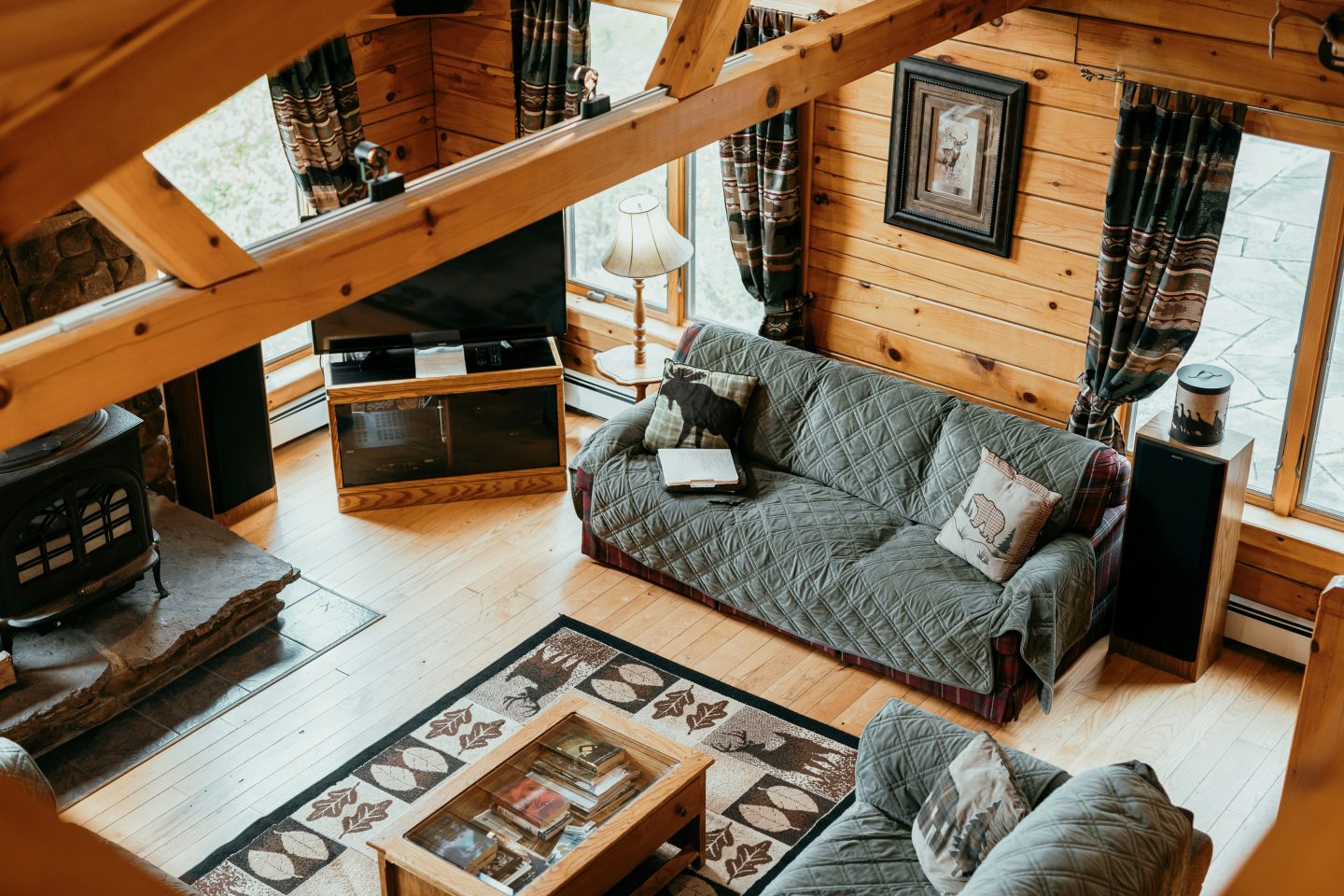salotto interno casa nel bosco